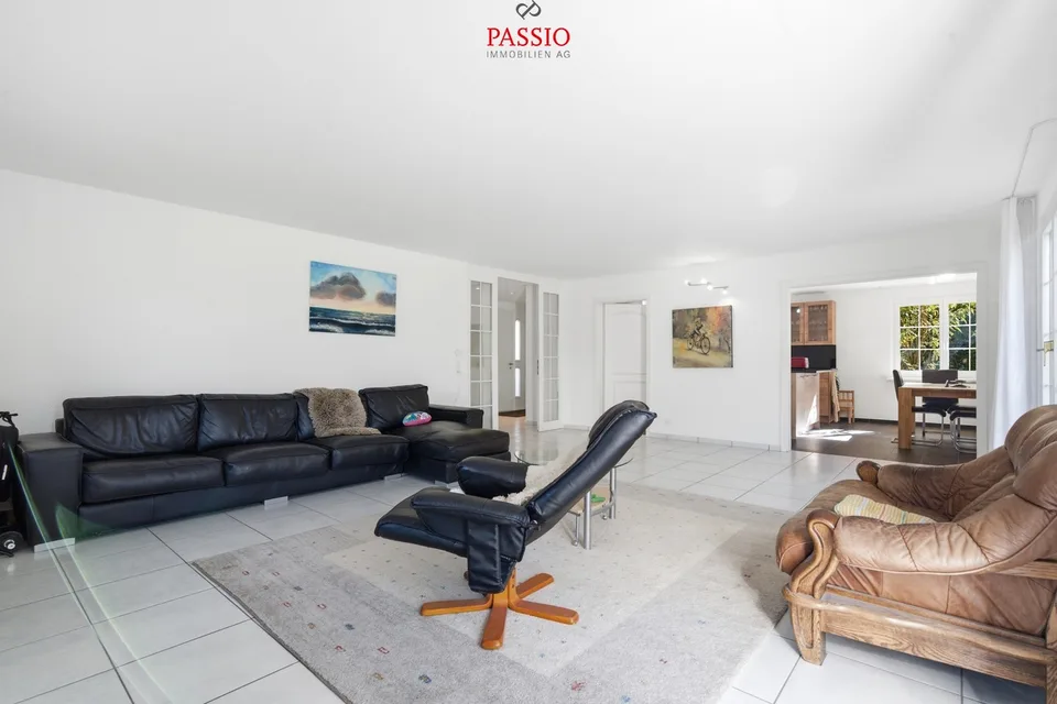 9-Zimmer-Villa mit Turm und traumhaftem Garten mit Pool – Foto 8 von 13