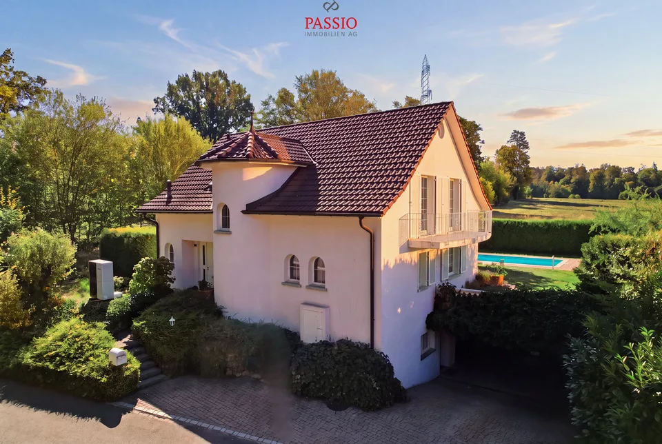 9-Zimmer-Villa mit Turm und traumhaftem Garten mit Pool – Foto 2 von 13