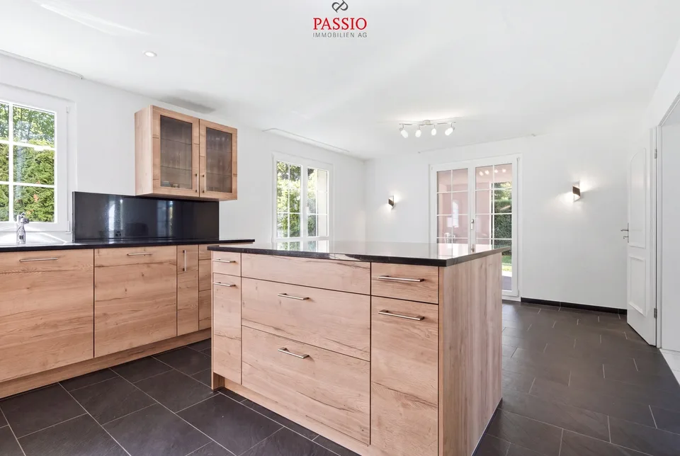 9-Zimmer-Villa mit Turm und traumhaftem Garten mit Pool – Foto 12 von 13