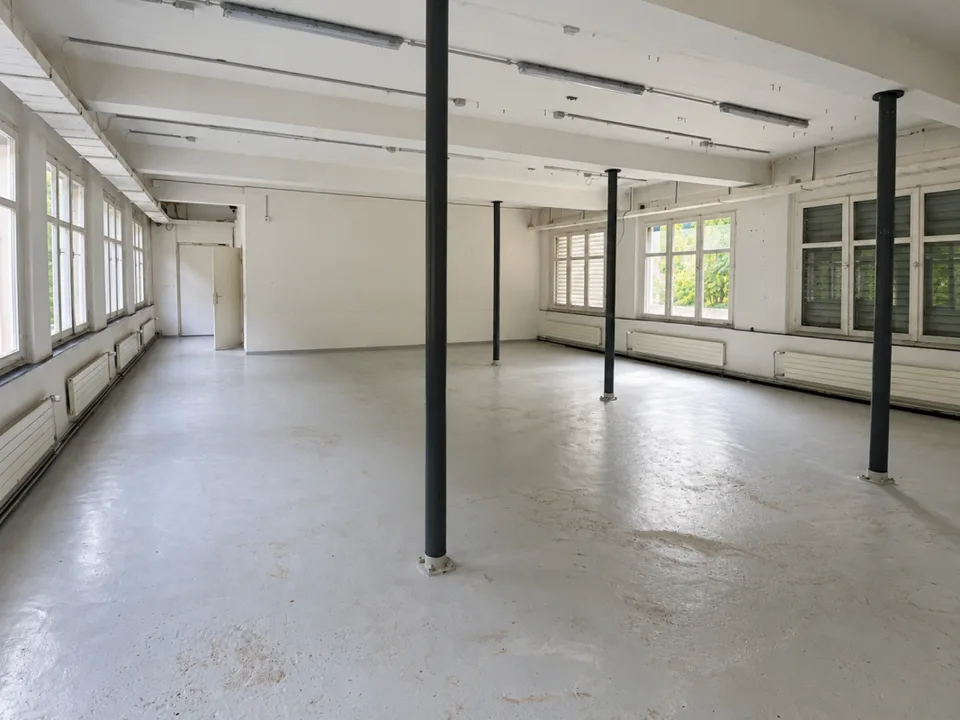 Bureau, salle de loisirs. Stockage avec WC – photo 2 sur 3