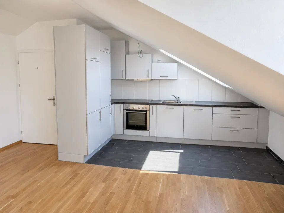 Helle 2.5-Zi-Dachwohnung mit grossem Balkon