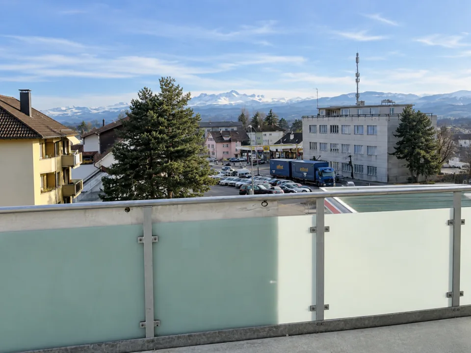 Helle 2.5-Zi-Dachwohnung mit grossem Balkon