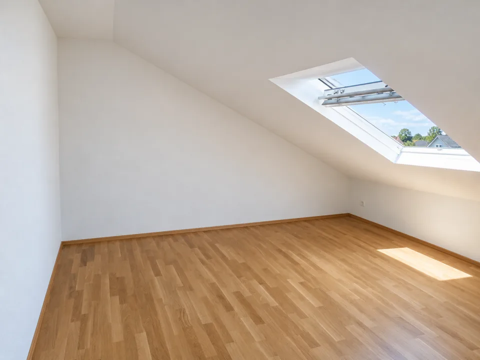 Helle 2.5-Zi-Dachwohnung mit grossem Balkon