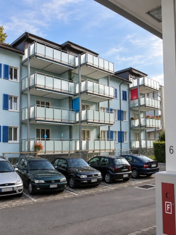 Helle 2.5-Zi-Dachwohnung mit grossem Balkon