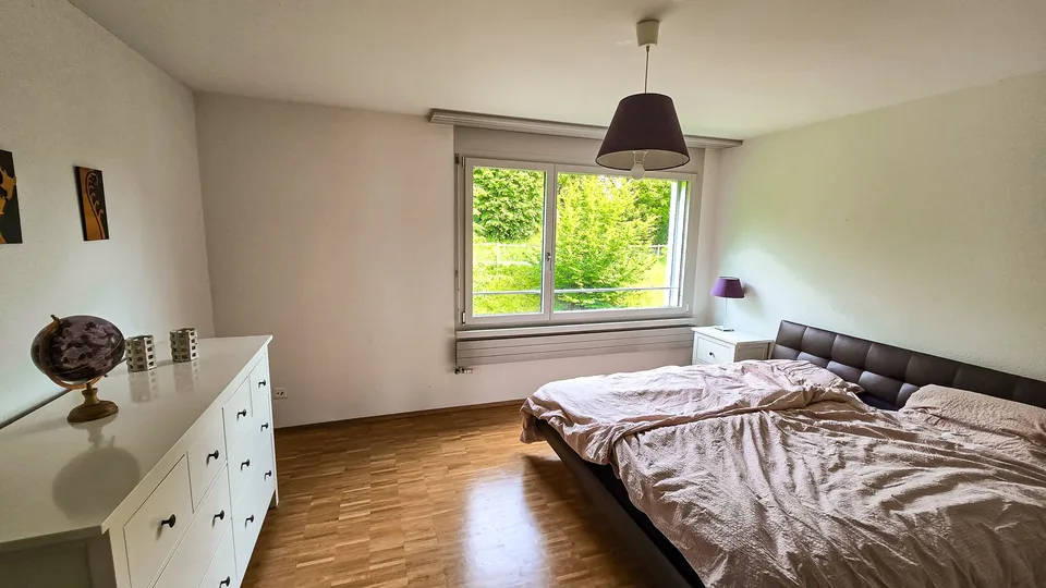 Befristeter Mietvertrag: 01.12 - 31.03.27: Geräumige 4.5-Zimmer-Wohnung mit Balkon und schöner Aussicht