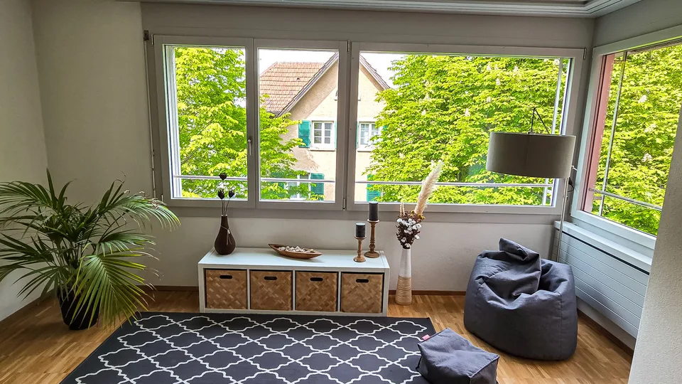 Befristeter Mietvertrag: 01.12 - 31.03.27: Geräumige 4.5-Zimmer-Wohnung mit Balkon und schöner Aussicht