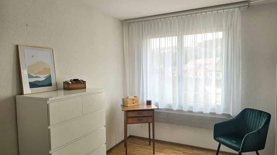 Befristeter Mietvertrag: 01.12 - 31.03.27: Geräumige 4.5-Zimmer-Wohnung mit Balkon und schöner Aussicht