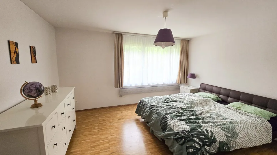 Befristeter Mietvertrag: 01.12 - 31.03.27: Geräumige 4.5-Zimmer-Wohnung mit Balkon und schöner Aussicht
