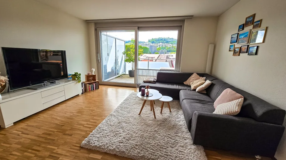 Befristeter Mietvertrag: 01.12 - 31.03.27: Geräumige 4.5-Zimmer-Wohnung mit Balkon und schöner Aussicht