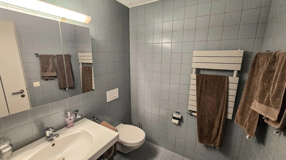 Befristeter Mietvertrag: 01.12 - 31.03.27: Geräumige 4.5-Zimmer-Wohnung mit Balkon und schöner Aussicht