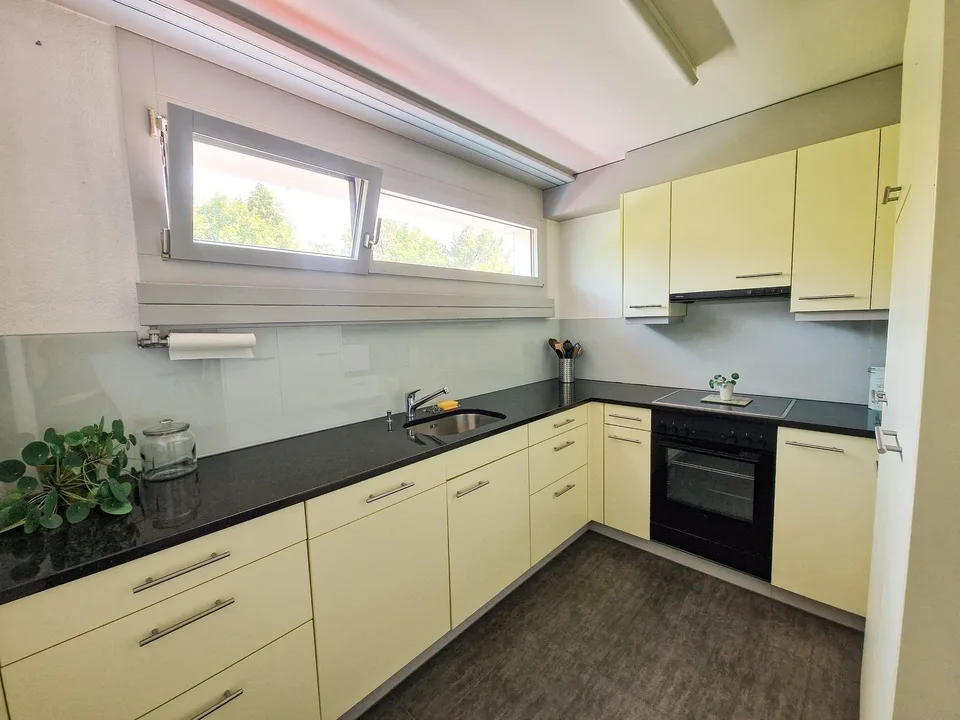 Befristeter Mietvertrag: 01.12 - 31.03.27: Geräumige 4.5-Zimmer-Wohnung mit Balkon und schöner Aussicht