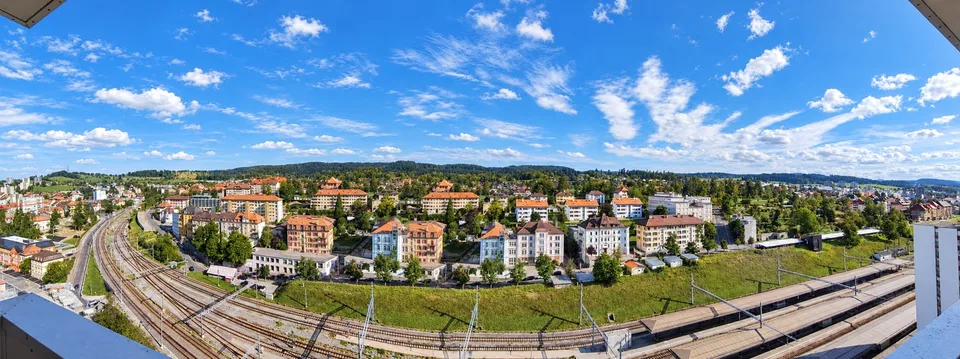 A Home Above the City – Bright 2.5-Room Apartment with Panoramic View