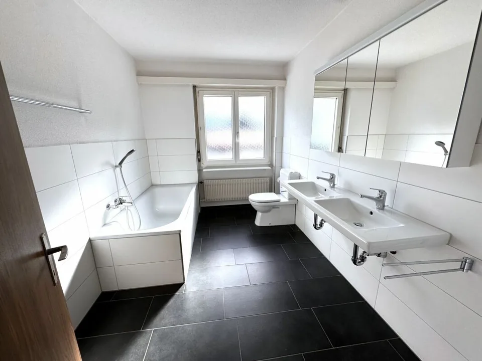 Befristet: Grosszügige 5.5-Zimmer Wohnung mit drei Balkonen und Garage