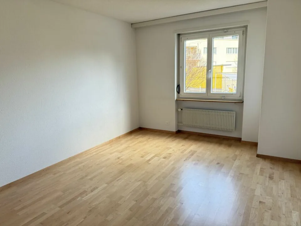 Befristet: Grosszügige 5.5-Zimmer Wohnung mit drei Balkonen und Garage