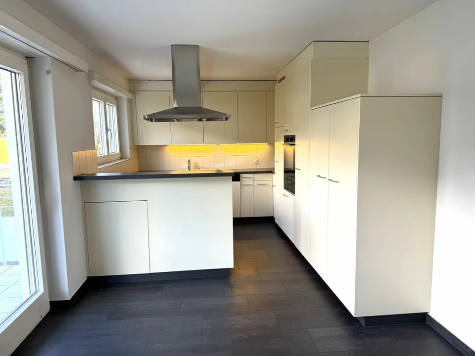 Befristet: Grosszügige 5.5-Zimmer Wohnung mit drei Balkonen und Garage