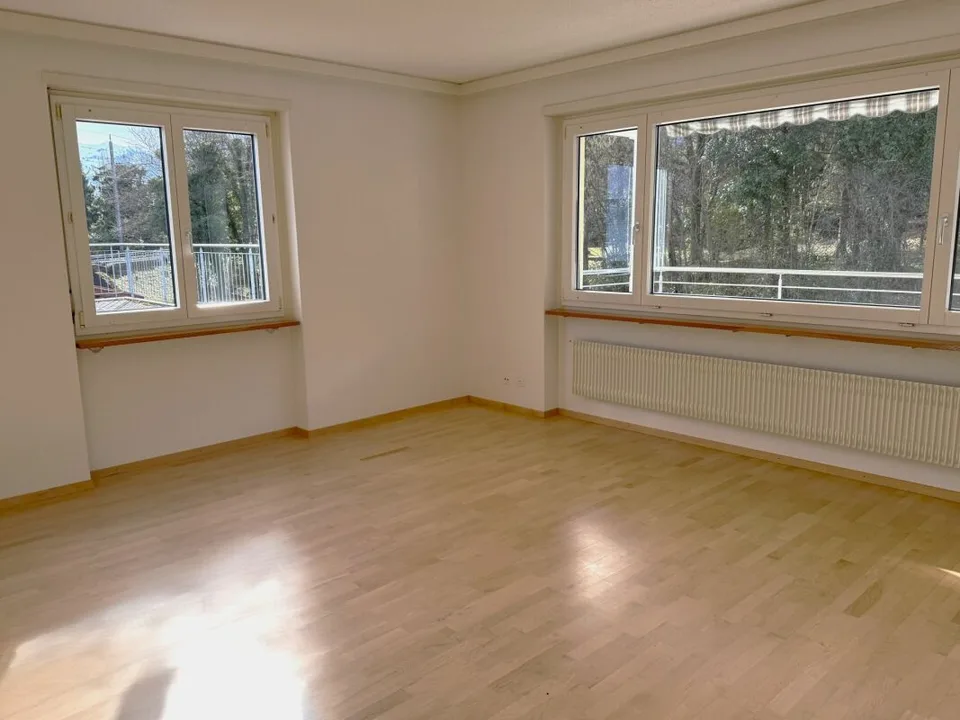 Befristet: Grosszügige 5.5-Zimmer Wohnung mit drei Balkonen und Garage