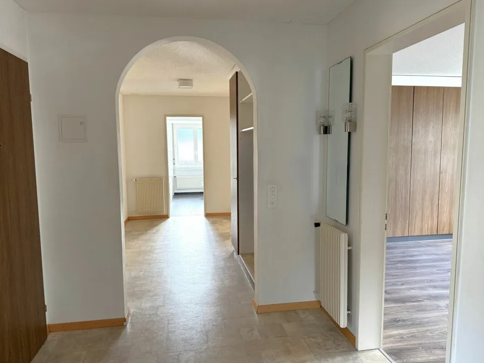 Befristet: Grosszügige 5.5-Zimmer Wohnung mit drei Balkonen und Garage