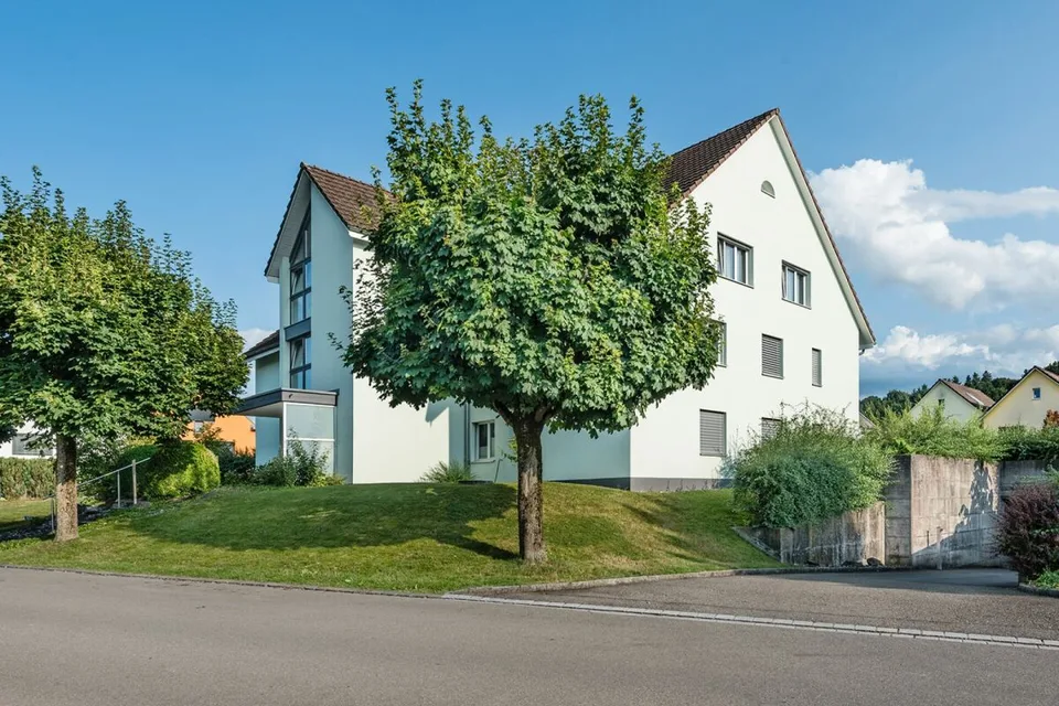 Appartement 3,5 pièces, rénové, disponible immédiatement – photo 3 sur 13