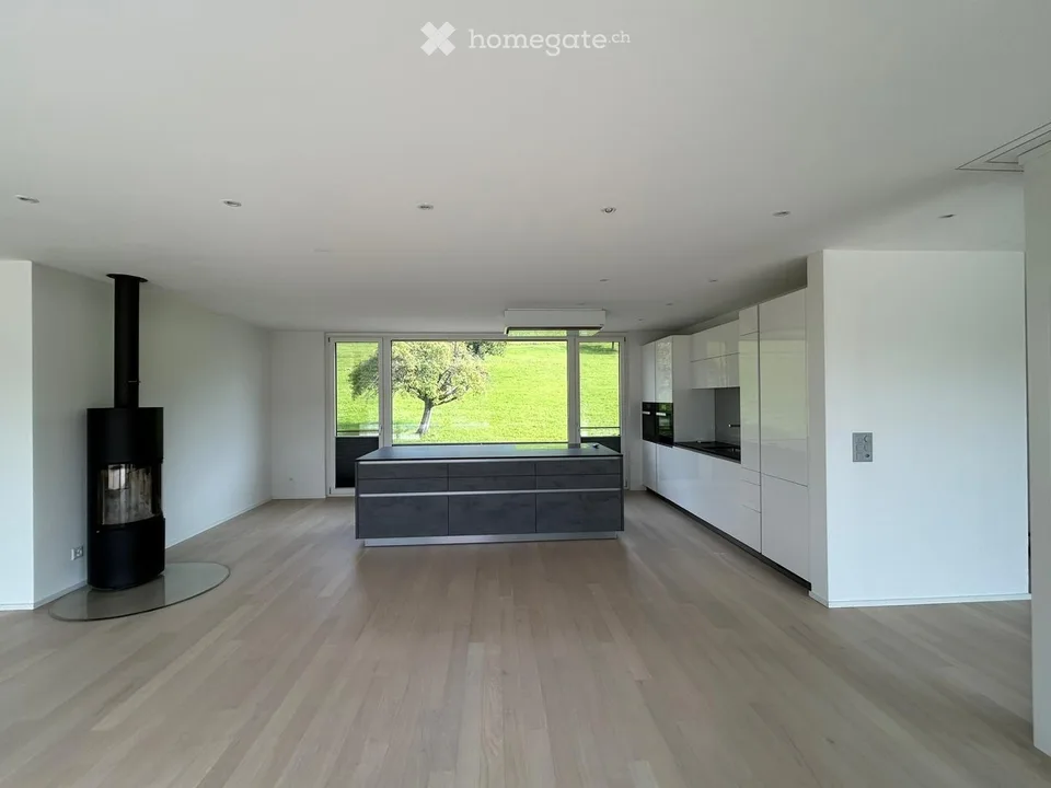 High-quality 4.5-room attic apartment with unique views and outdoor whirlpool