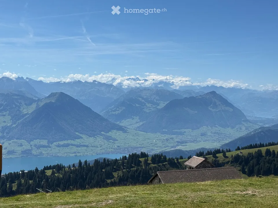 High-quality 4.5-room attic apartment with unique views and outdoor whirlpool