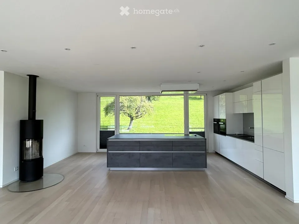 High-quality 4.5-room attic apartment with unique views and outdoor whirlpool