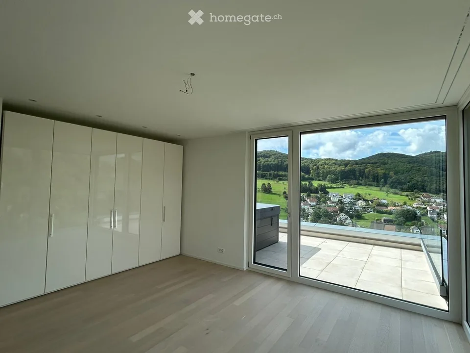 High-quality 4.5-room attic apartment with unique views and outdoor whirlpool