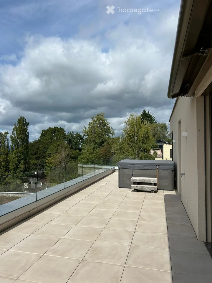 High-quality 4.5-room attic apartment with unique views and outdoor whirlpool