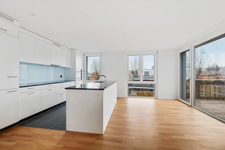 Appartement moderne 3.5 pièces avec grand balcon près de Zurich