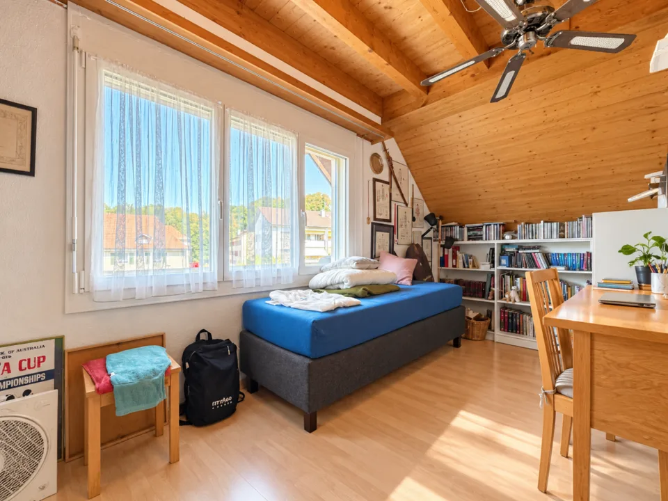 Charmante Dachwohnung mit Cheminée, grossem Balkon und Weitsicht – Foto 10 von 14