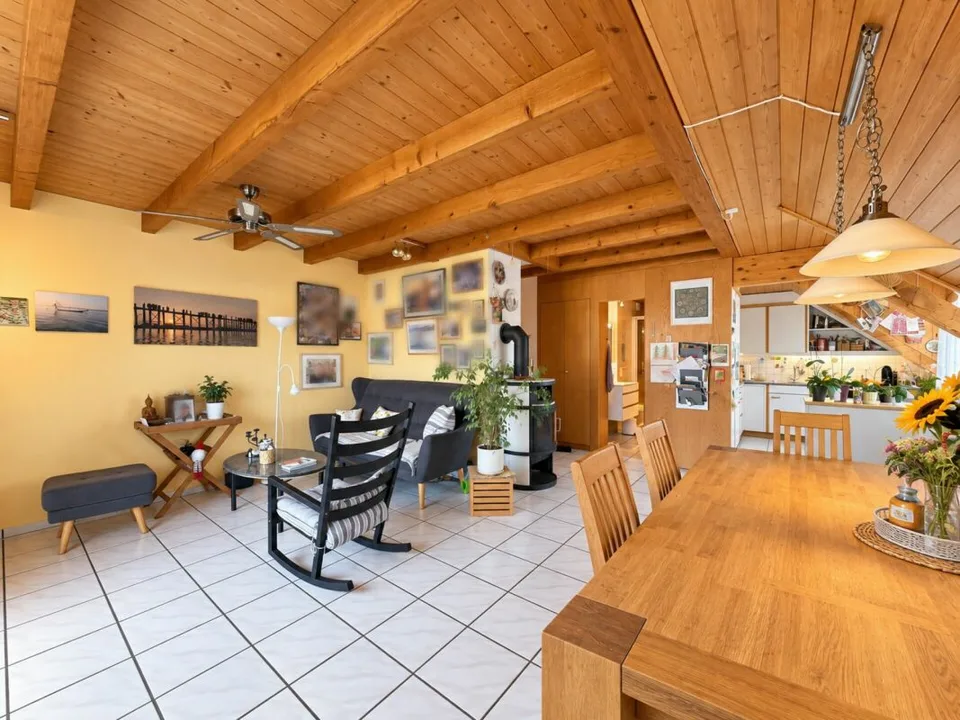 Charmante Dachwohnung mit Cheminée, grossem Balkon und Weitsicht – Foto 2 von 14