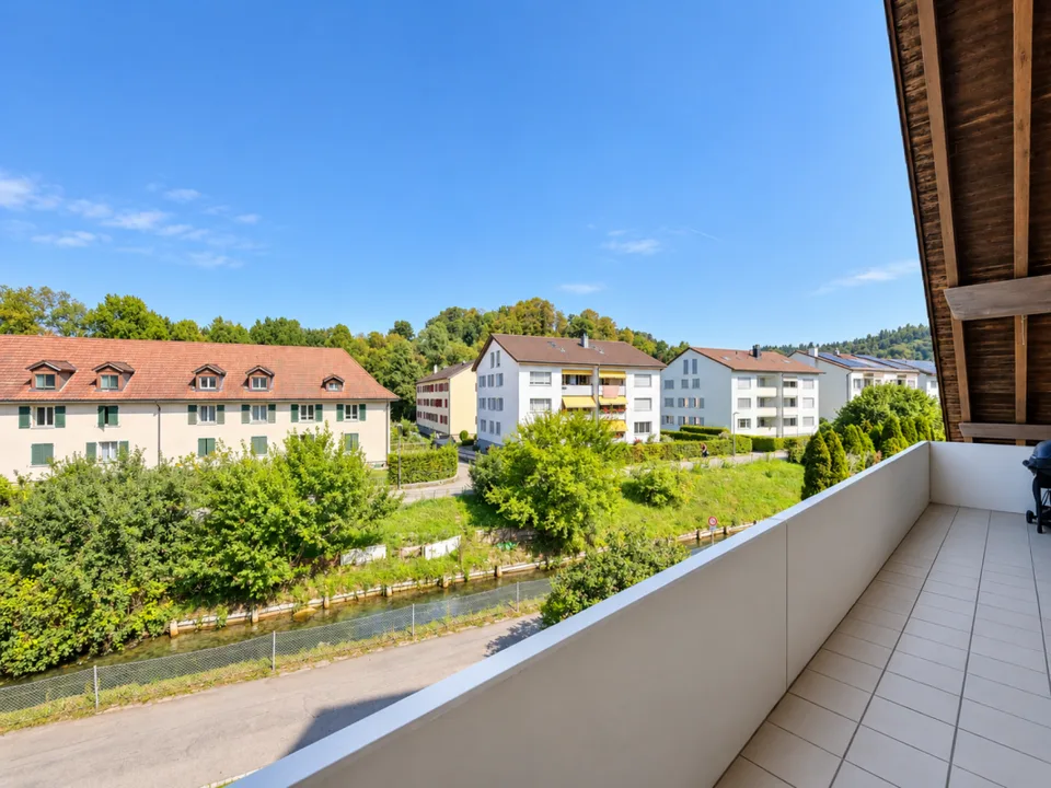 Charmante Dachwohnung mit Cheminée, grossem Balkon und Weitsicht – Foto 3 von 14