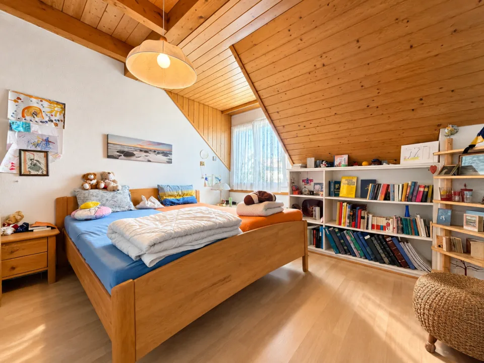 Charmante Dachwohnung mit Cheminée, grossem Balkon und Weitsicht – Foto 7 von 14