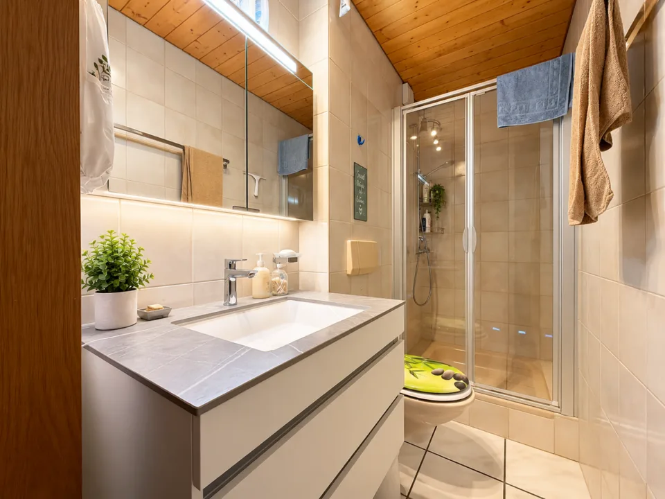 Charmante Dachwohnung mit Cheminée, grossem Balkon und Weitsicht – Foto 6 von 14