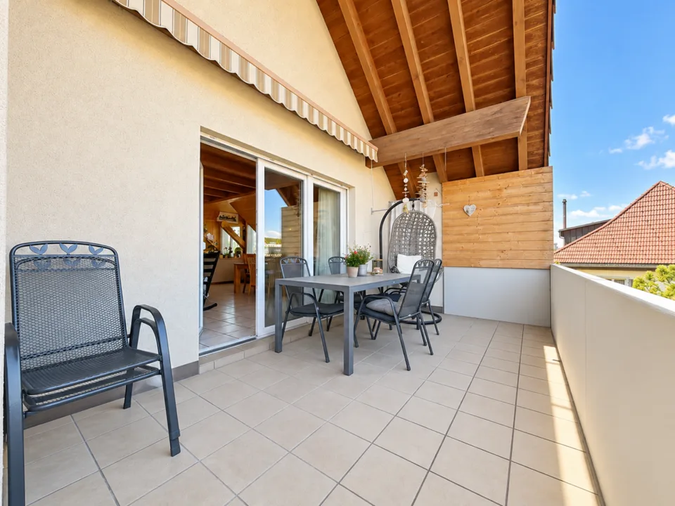 Charmante Dachwohnung mit Cheminée, grossem Balkon und Weitsicht – Foto 4 von 14
