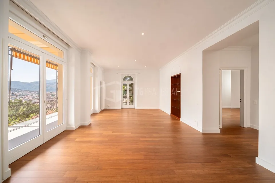 ELEGANTE 5,5-ZIMMER-WOHNUNG MIT SPEKTAKULÄRER SEESICHT (Copy)