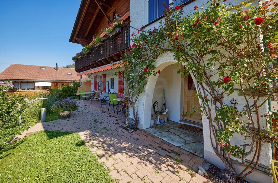 Charming single-family house with lake view in Hünibach – photo 3 of 5