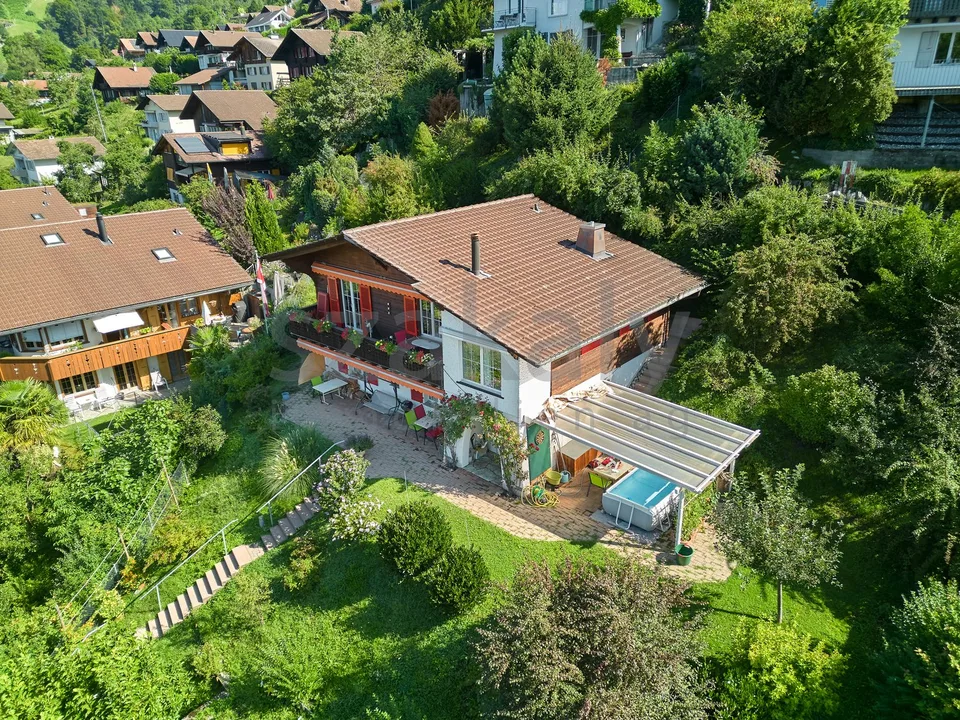 Charming single-family house with lake view in Hünibach – photo 2 of 5