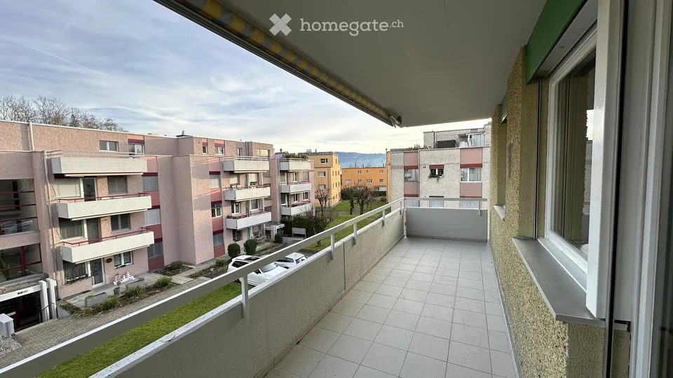 Appartamento ristrutturato di 4,5 locali con balcone a Hombrechtikon