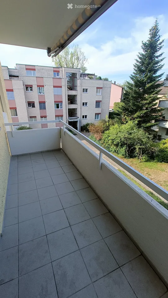 Appartamento ristrutturato di 4,5 locali con balcone a Hombrechtikon