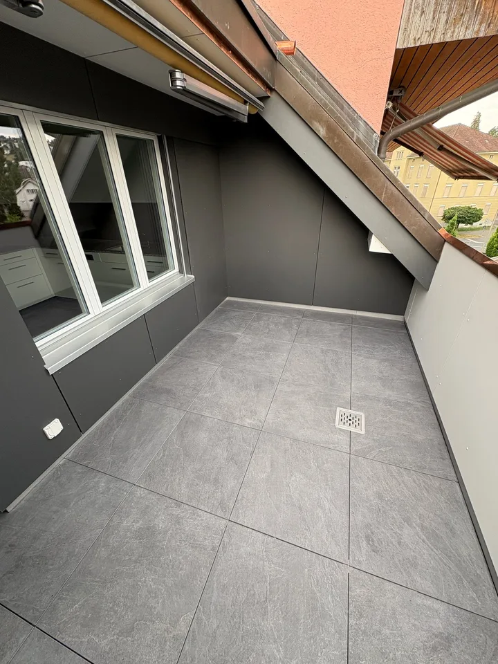 Appartement de 4,5 pièces rénové avec cheminée, ascenseur et vue panoramique