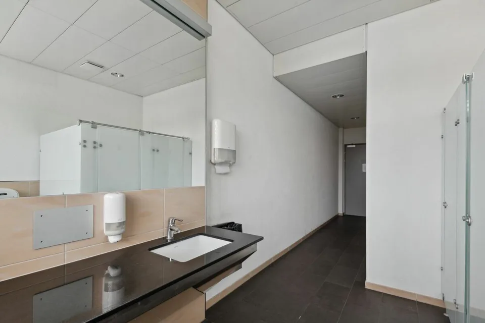 Espaces de bureaux prêts à être occupés directement à côté de la gare de Regensdorf – photo 7 sur 9