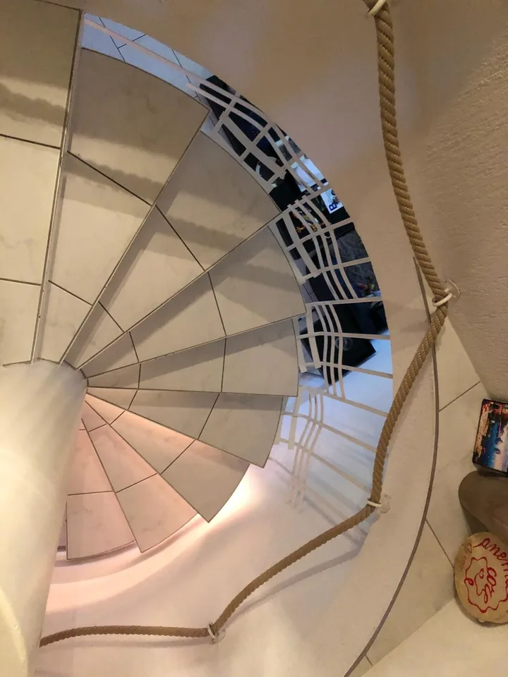 Appartement-maisonnette attrayant de 4,5 pièces avec grande terrasse et architecture particulière