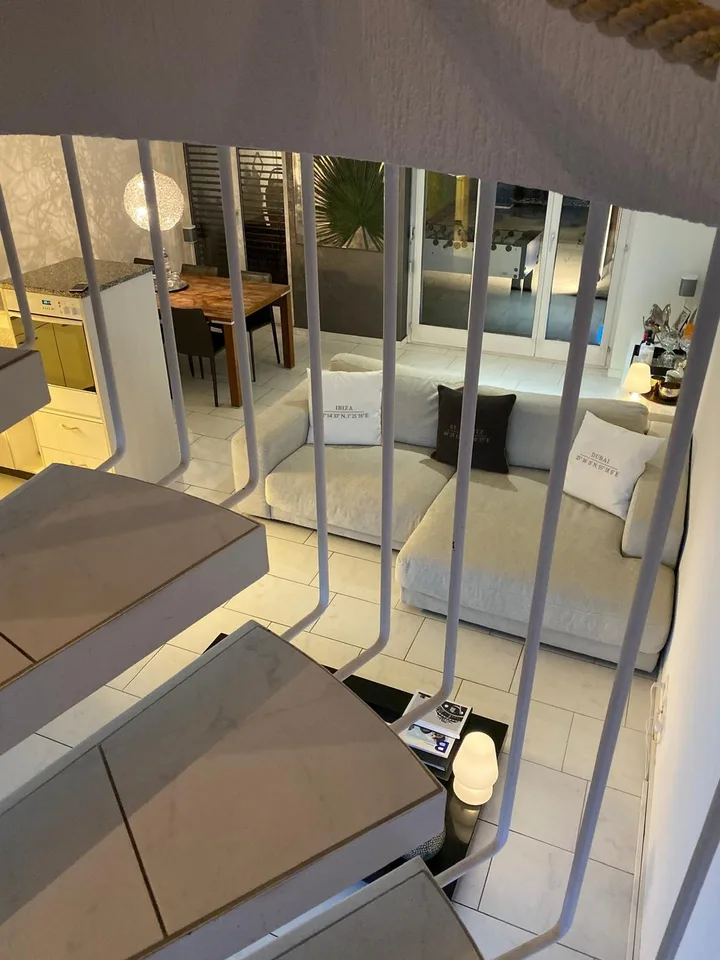 Appartement-maisonnette attrayant de 4,5 pièces avec grande terrasse et architecture particulière