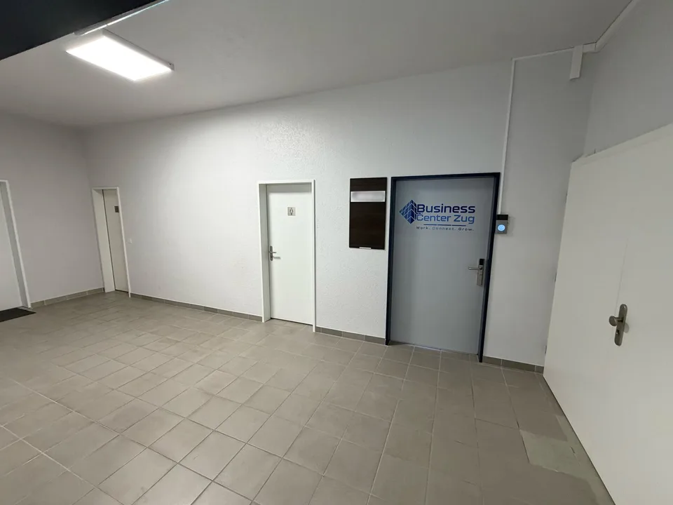 Helles, möbliertes Einzelbüro (18.6 m2) inkl. Domiziladresse & 24/7 Zugang in Cham – Foto 3 von 10