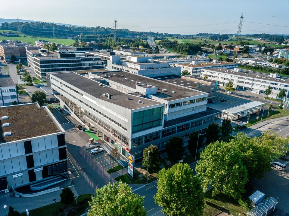 Helles, möbliertes Einzelbüro (18.6 m2) inkl. Domiziladresse & 24/7 Zugang in Cham – Foto 2 von 10
