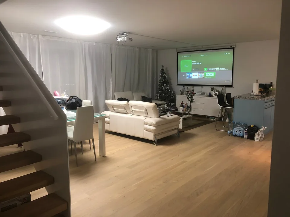 Appartement-maisonnette moderne de 2,5 pièces avec balcon à Dübendorf – disponible immédiatement !