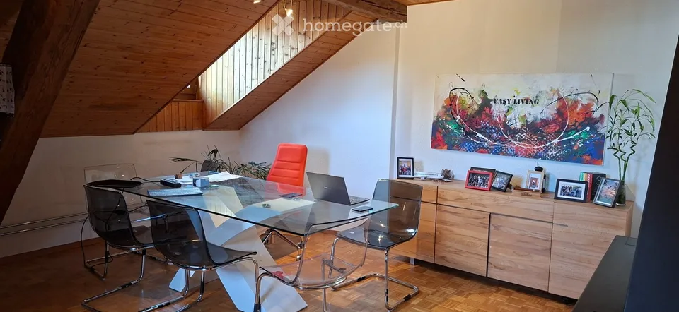 Geräumige 4-Zimmer-Wohnung unter dem Dach mit ca. 130 m² und 3 Schlafzimmern