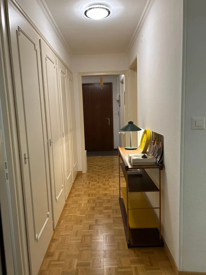 Geräumige 6-Zimmer-Wohnung mit Balkon in Pully 3330.- inklusive Nebenkosten