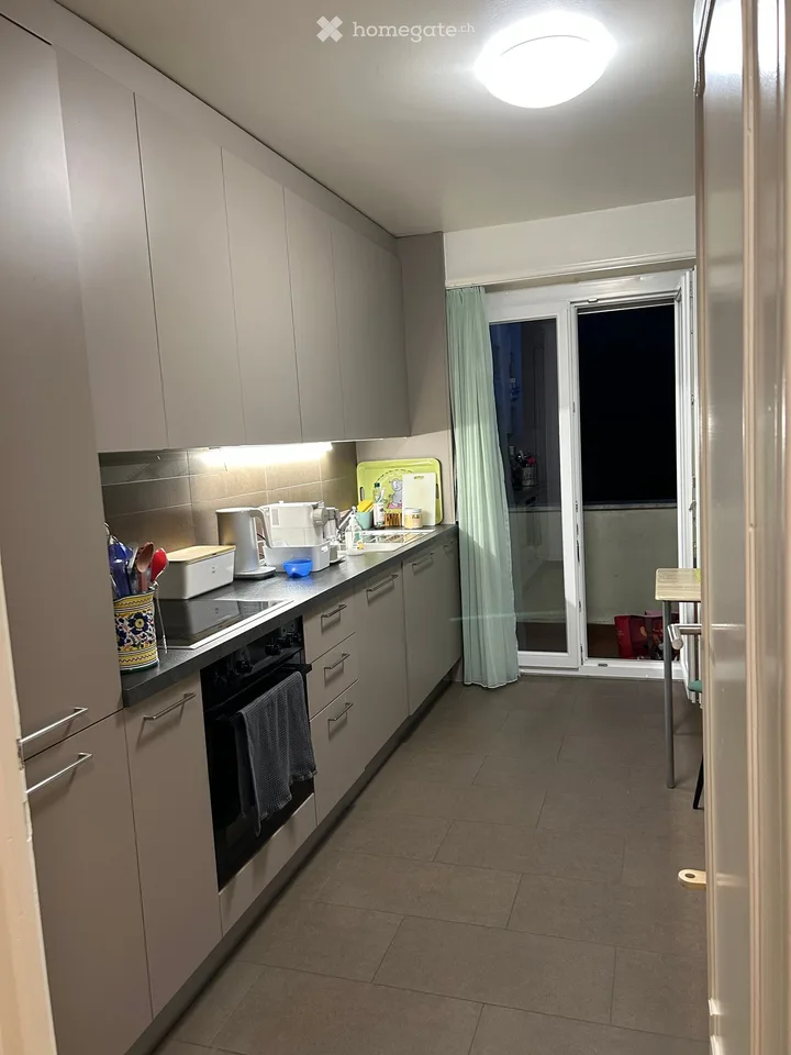 Geräumige 6-Zimmer-Wohnung mit Balkon in Pully 3330.- inklusive Nebenkosten