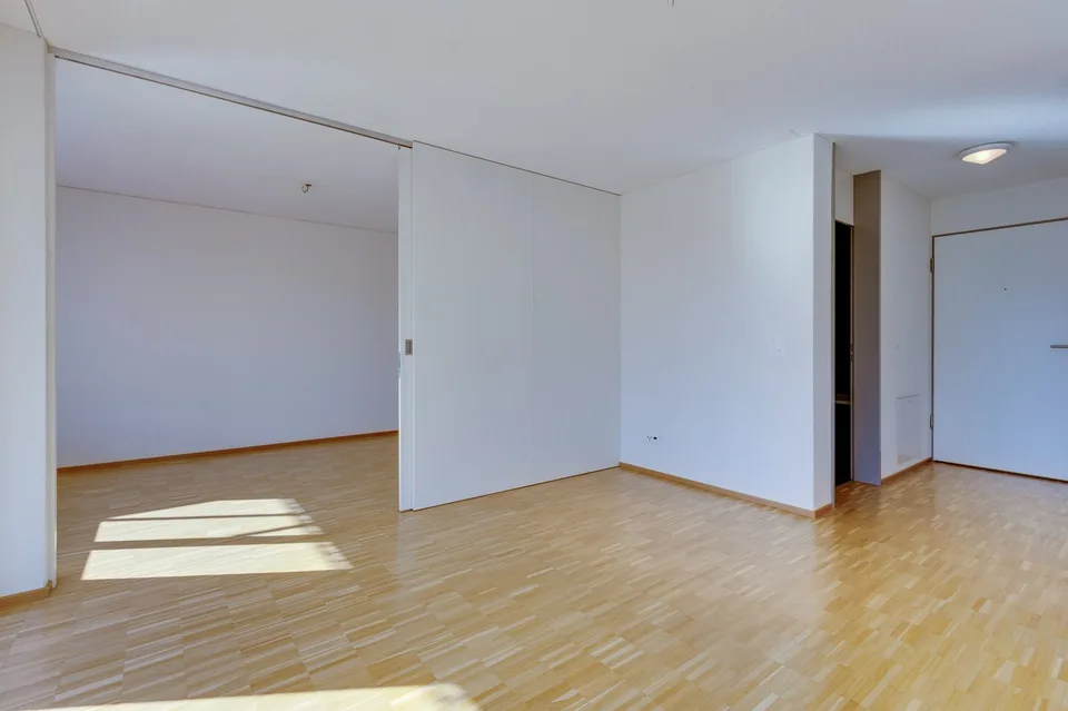 Oasi di benessere moderna al piano inferiore con posto a sedere